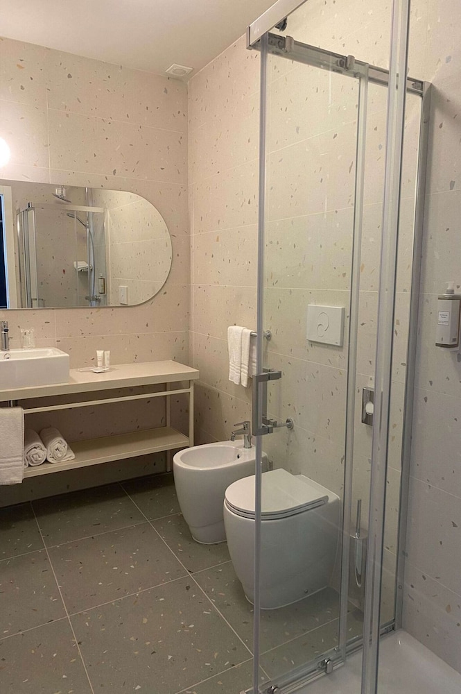 Comfort Room, Multiple Beds, Non Smoking (Converts to 2 Twin Beds) - Photo 7