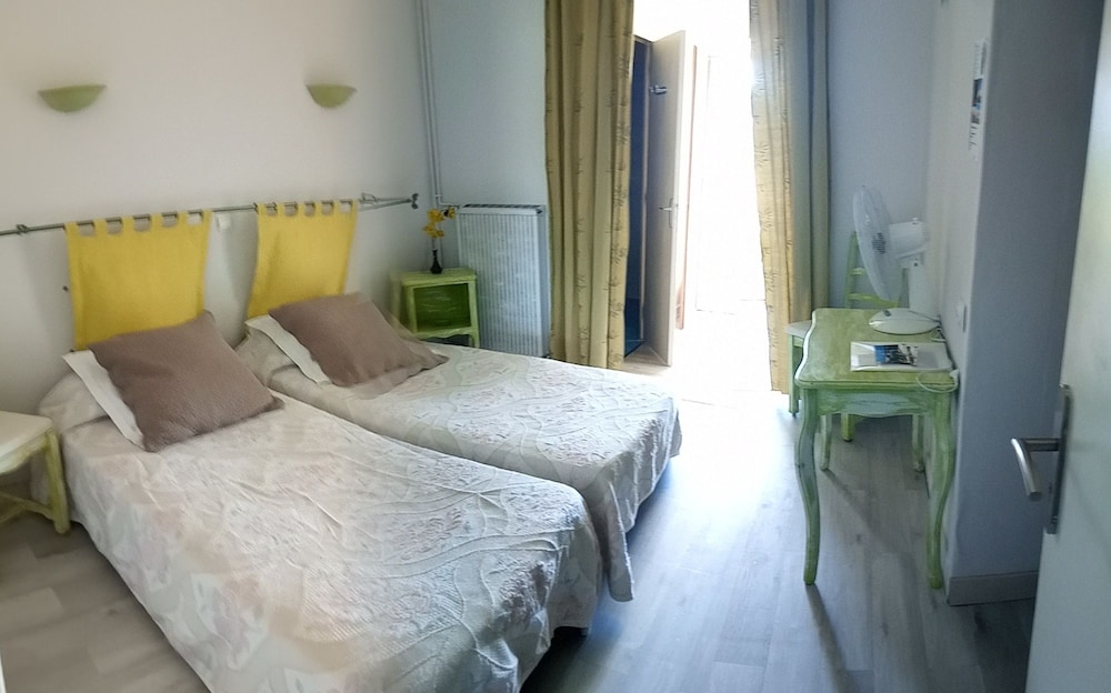Standard Twin Room photo 2