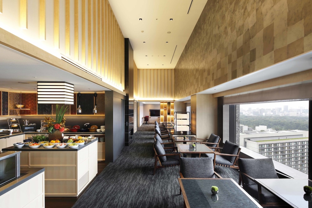 Executive Suite King with Extra Bed, Non Smoking (Breakfast & Club Lounge Access Included) thumbnail 5