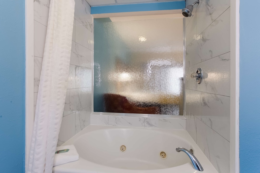 Standard Room, 1 King Bed, Non Smoking, Jetted Tub photo 3