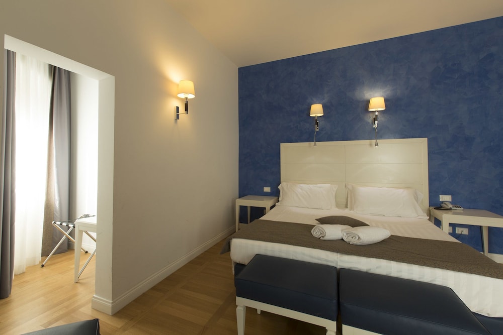 Deluxe Quadruple Room thumbnail 5