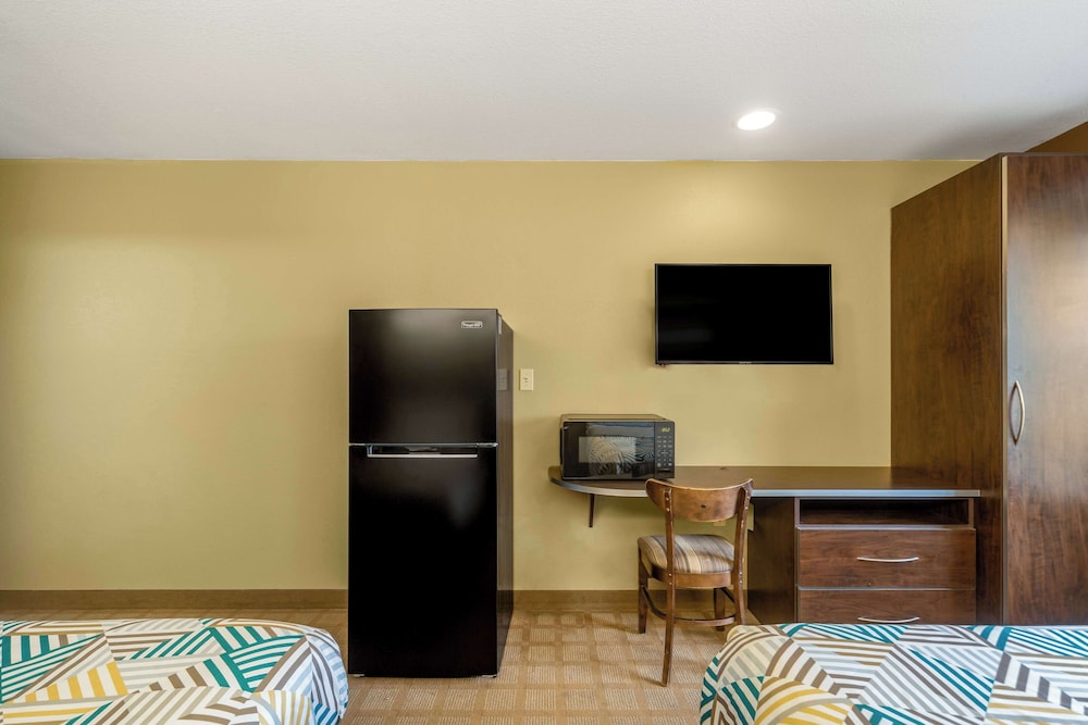 Standard Room, 2 Queen Beds, Non Smoking, Refrigerator & Microwave photo 1