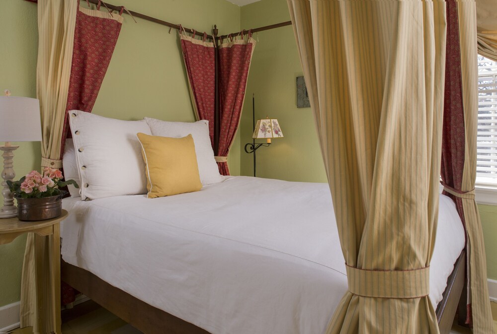 Classic Room, City View (Webster Hitchens) photo 3
