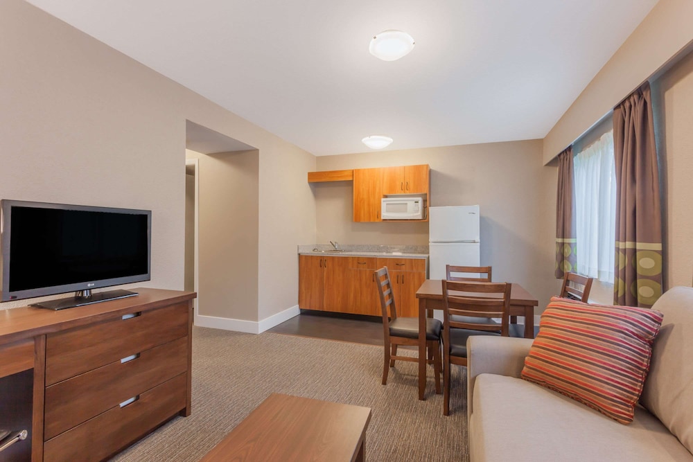 Suite, 1 King Bed, Non Smoking - Photo 2