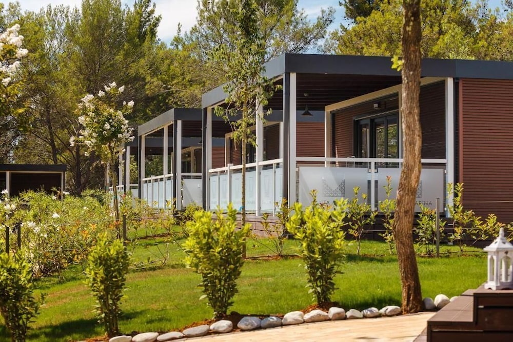 Luxury Two-Bedroom Mobile Home with Hot Tub