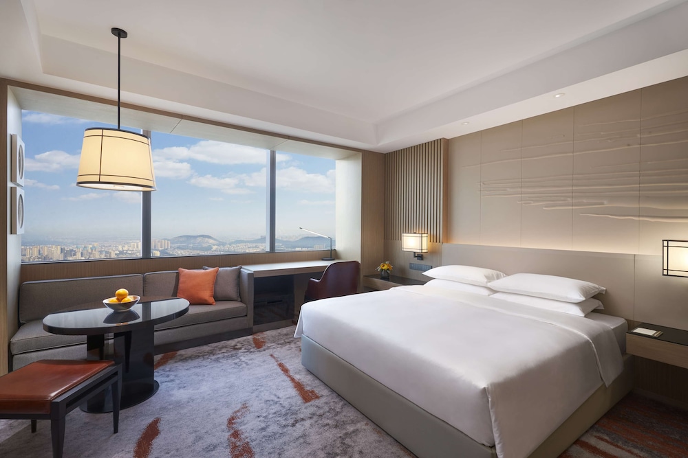 Deluxe Room, 1 King Bed, City View - Photo 5