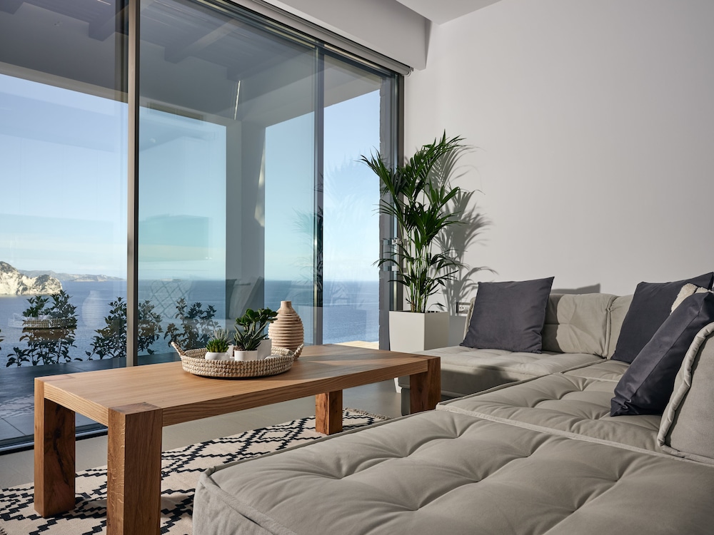 Luxury Studio Suite, Private Pool, Sea View (Feather)