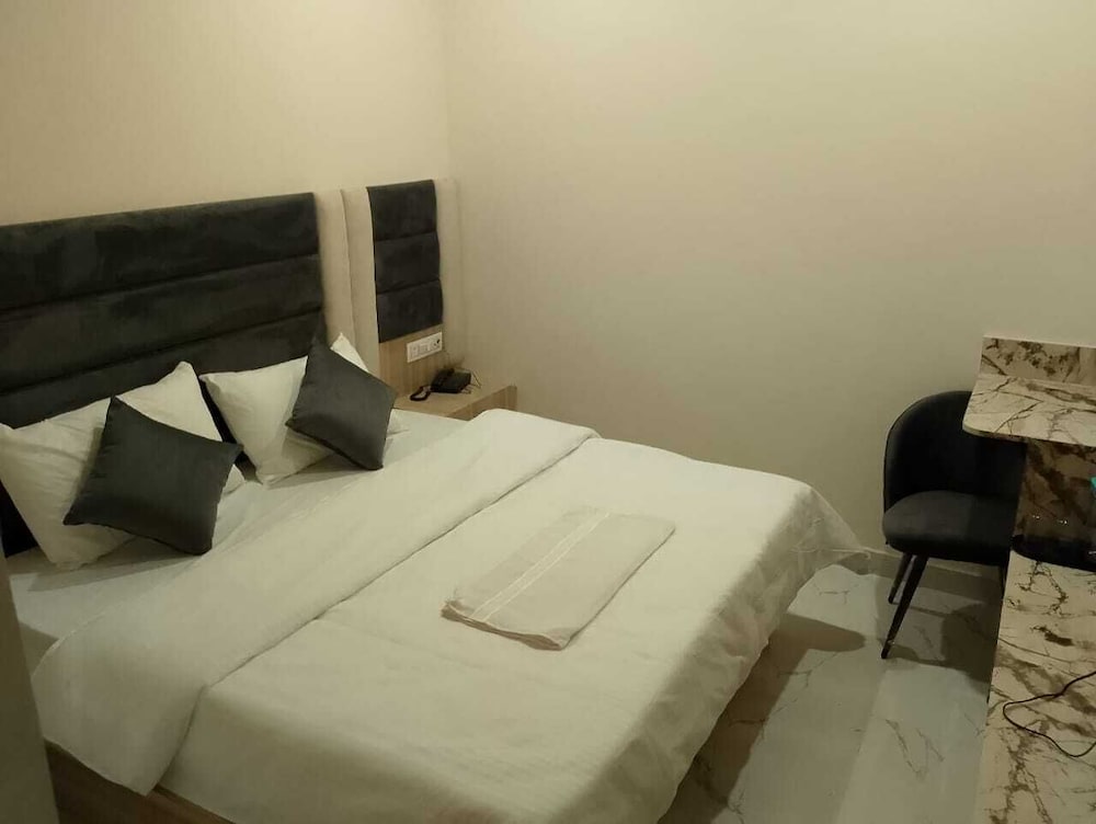 Deluxe Room - Photo 7