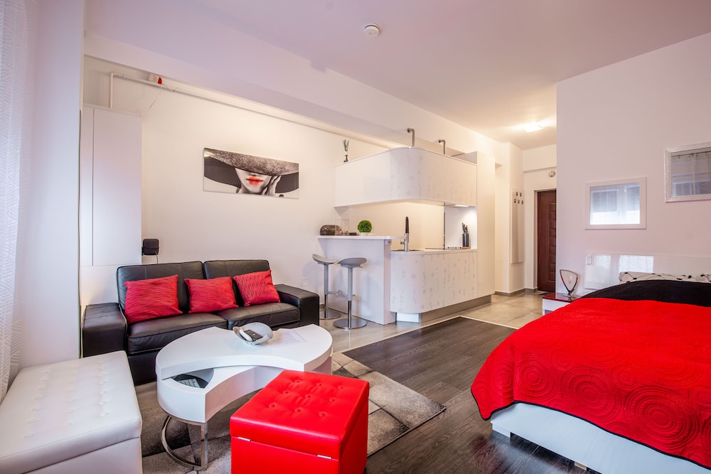 Luxury Studio Suite, 1 Bedroom, Smoking, City View photo 1