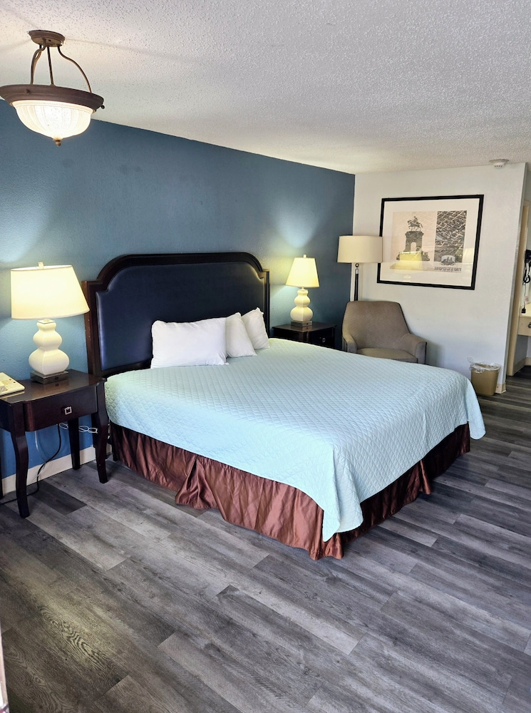 Standard Room, 1 King Bed, Non Smoking - Photo 2