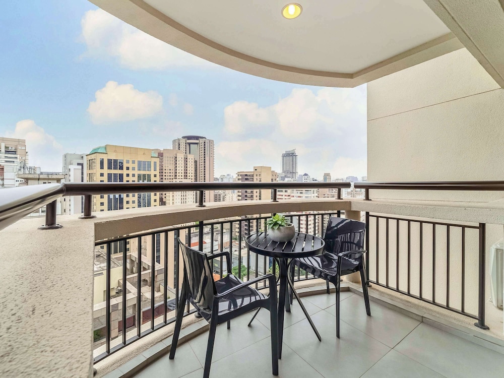 Executive Room, 1 King Bed, Balcony - Photo 2