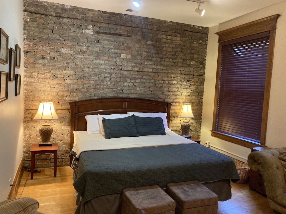 3a - King Bed, Private Bath Across The Hall
