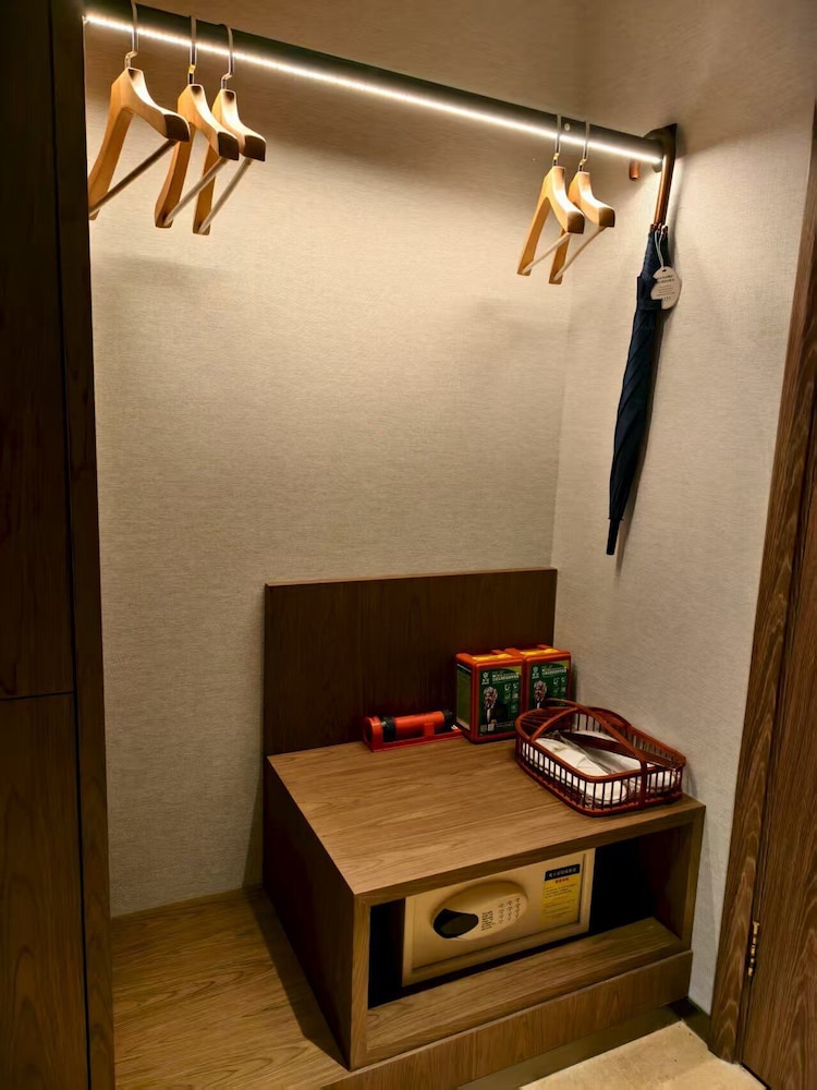 Superior Non smoking Queen Bed Room - Photo 5