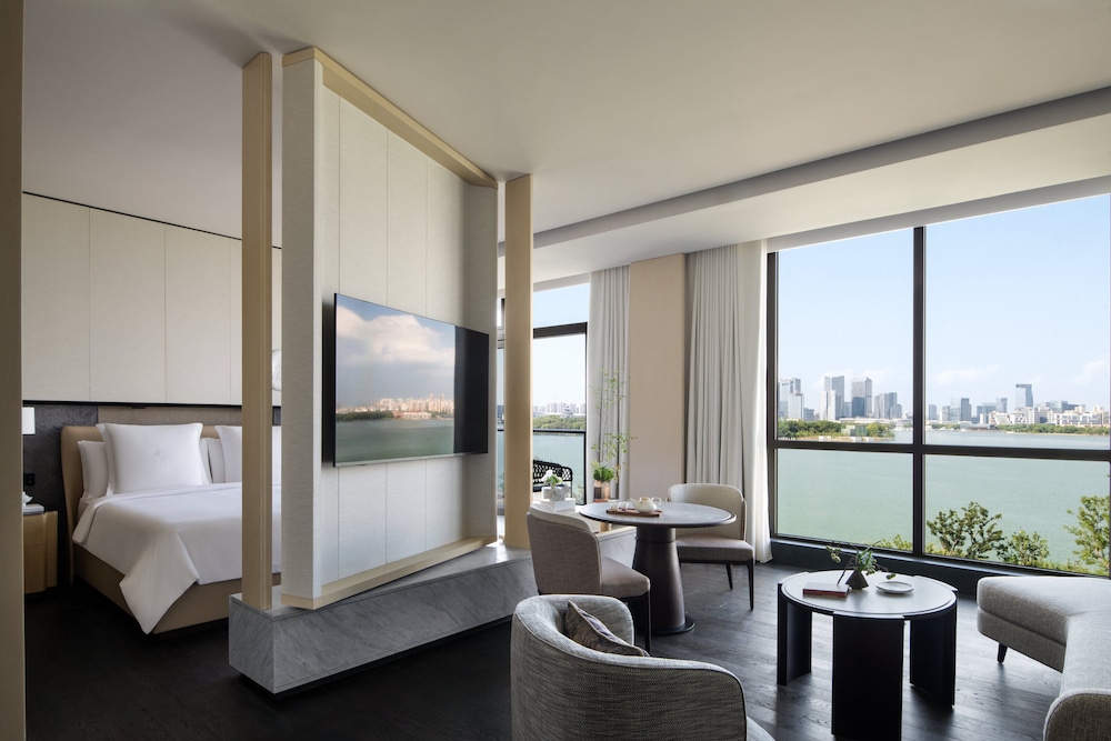 Executive Lake View Room