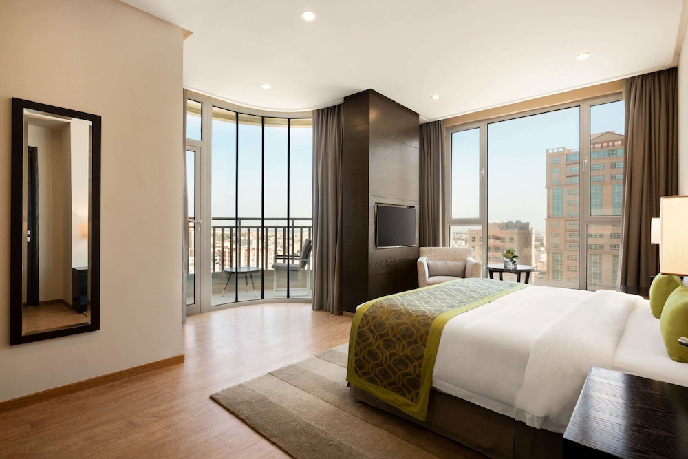 Club Suite, 1 King Bed, Smoking photo 3