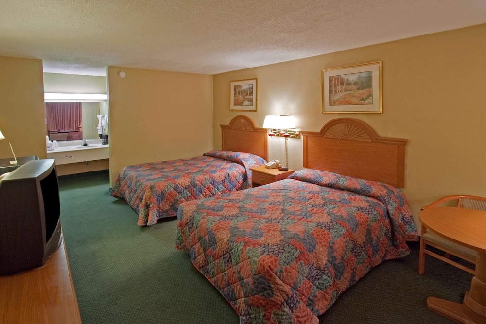 Room, 2 Double Beds, Non Smoking - Photo 6