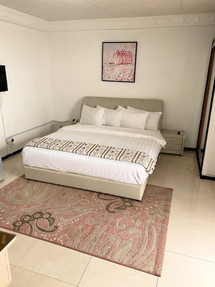 Deluxe Suite, 1 King Bed, City View photo 1