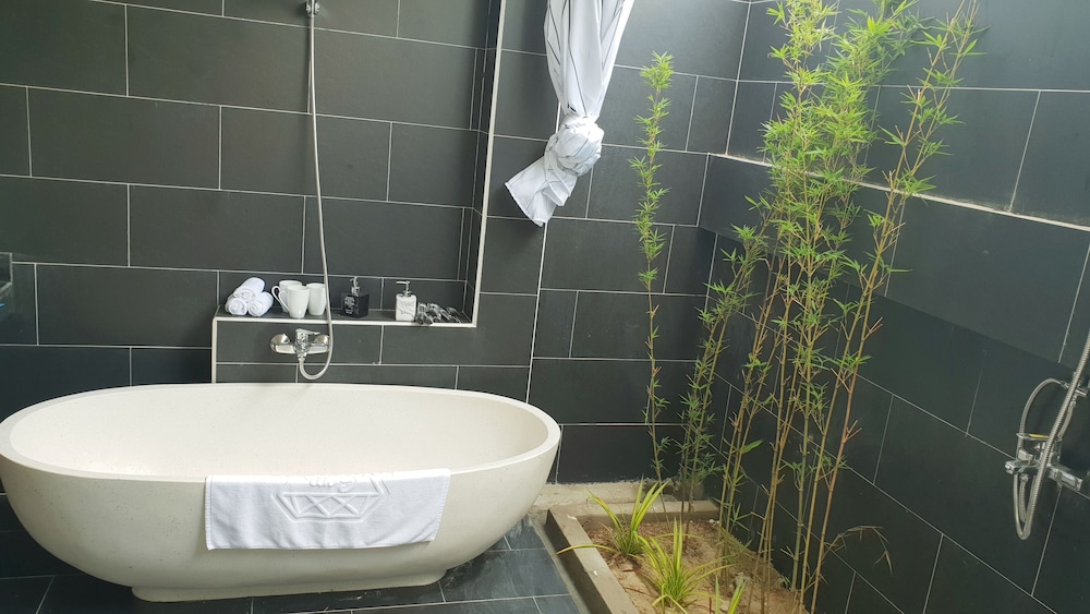 Deluxe Room, 1 Queen Bed, Pool View, Ground Floor photo 3