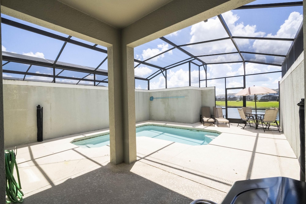 Beautiful 4BR 3BA Home w Pool at Storey Lake, Foto 9