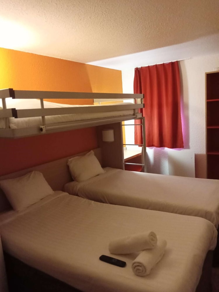 Standard Room, 3 Twin Beds - Photo 1