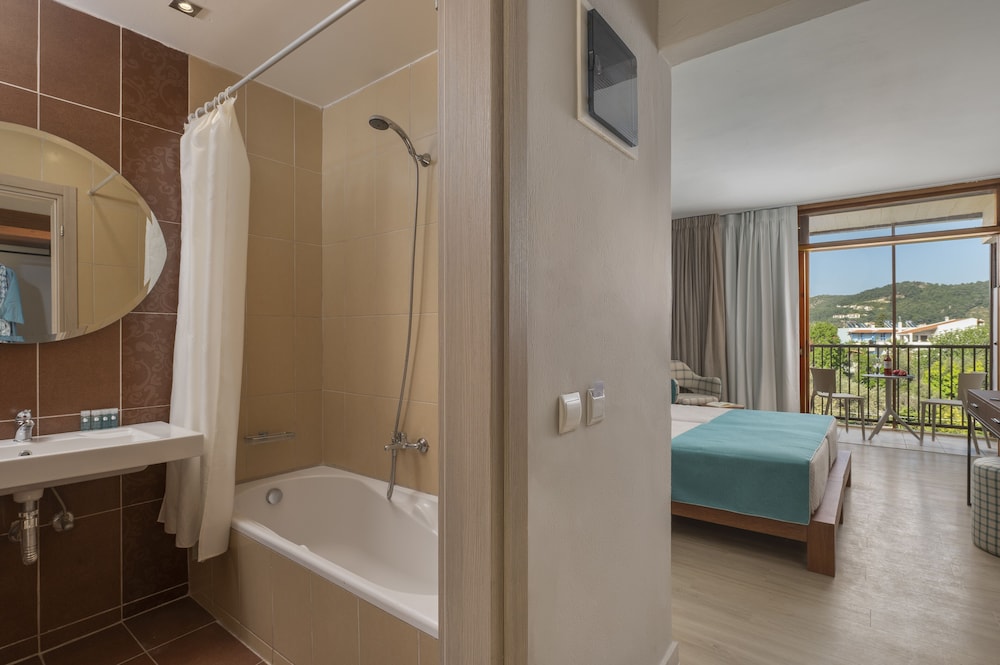 Standard Room, Partial Sea View photo 3