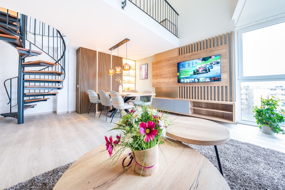 Design Penthouse, City View - Photo 2