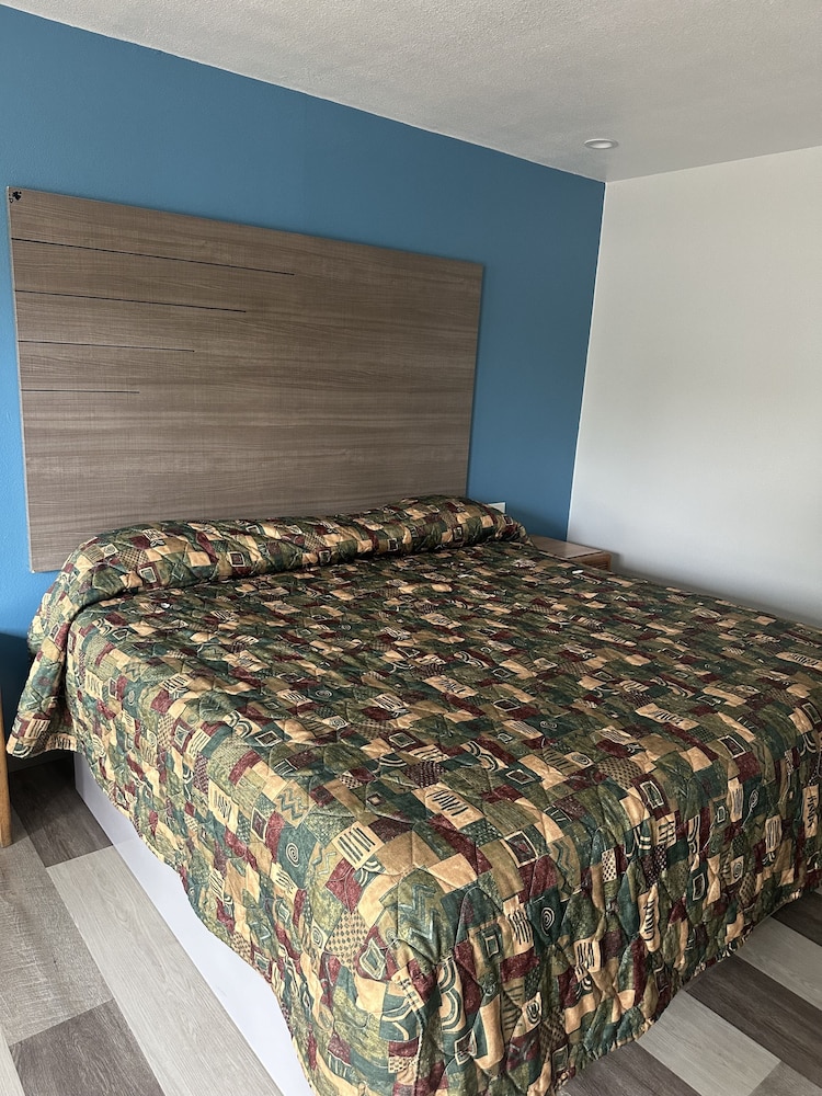 Basic Room, 1 King Bed, Non Smoking - Photo 7