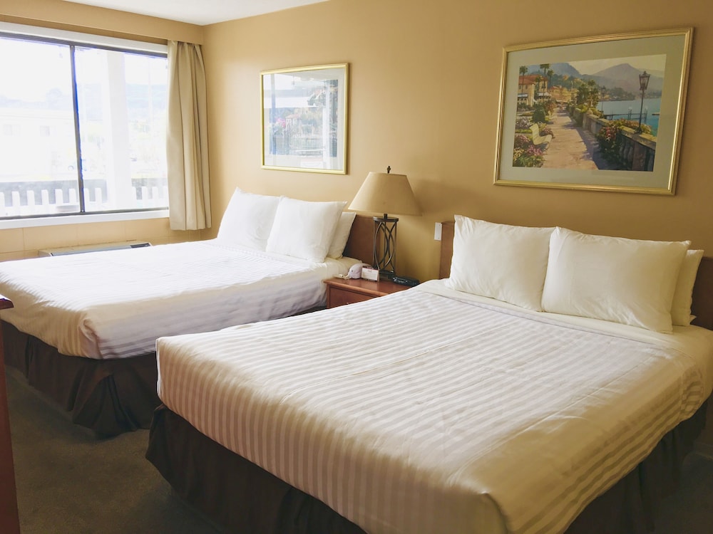 Room, 2 Queen Beds, Kitchenette