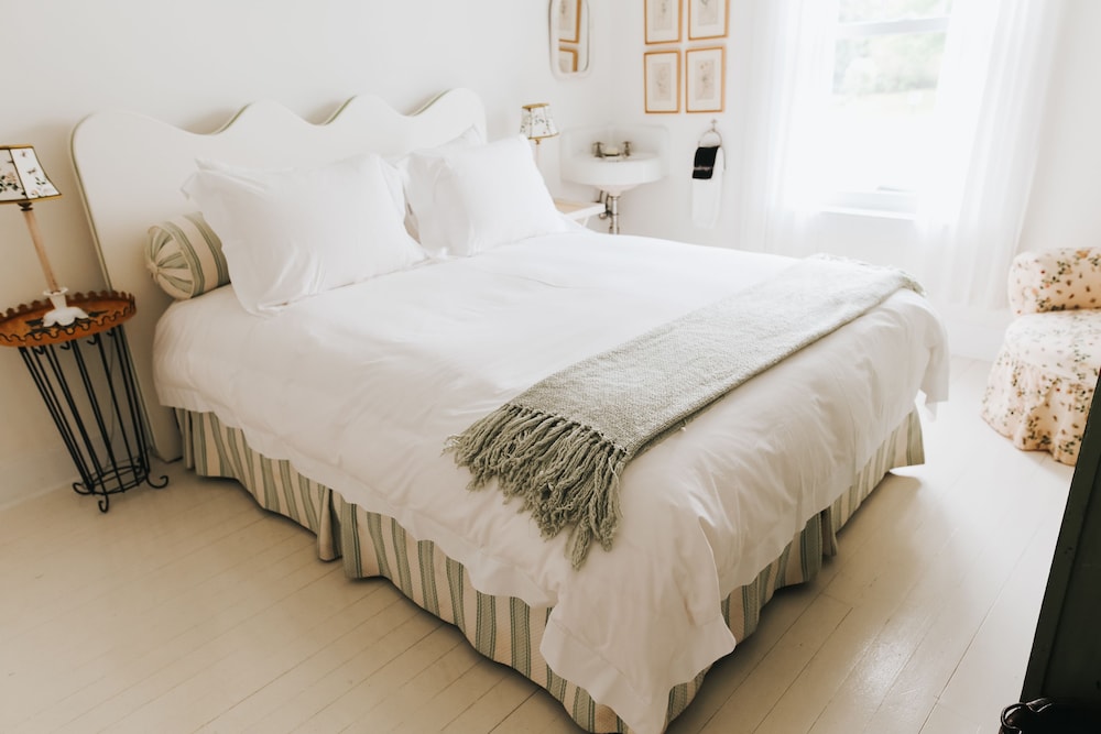 Room, 1 Queen Bed, Shared Bathroom, Garden View