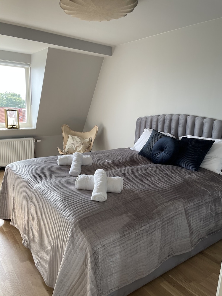 Gardenview Studio (1202)