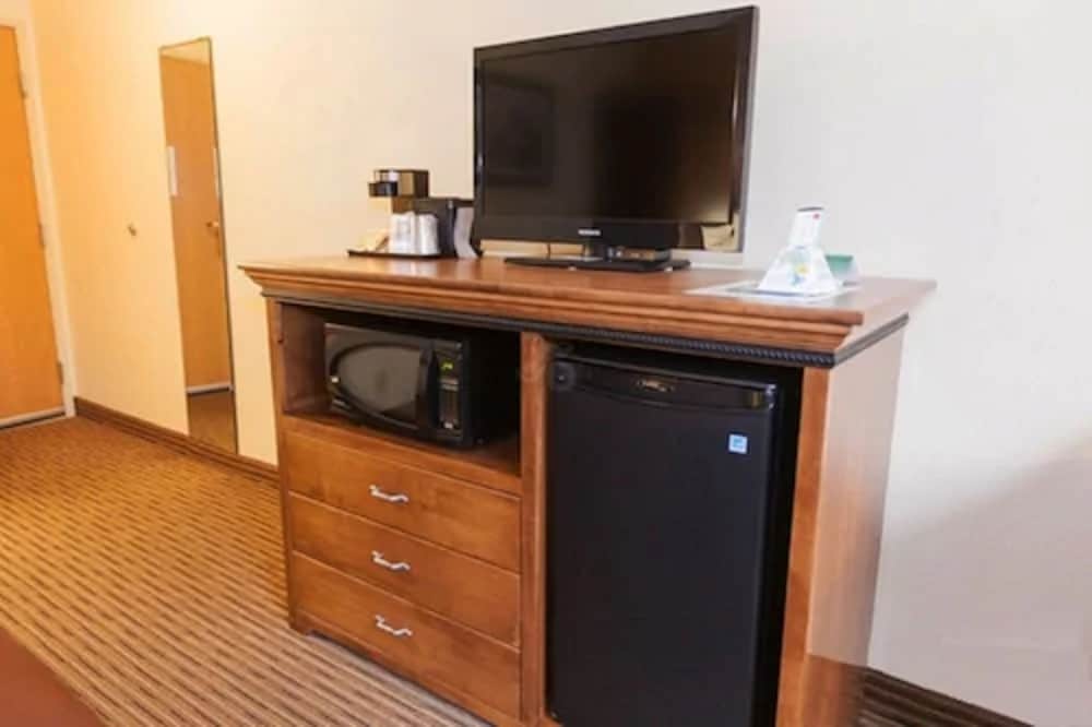 1 King bed Executive Suite w/ sitting area, wet bar, microwave, mini fridge photo 2