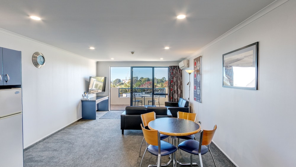 Two Bedroom Apartment with Spa Bath Ground Floor - Photo 1