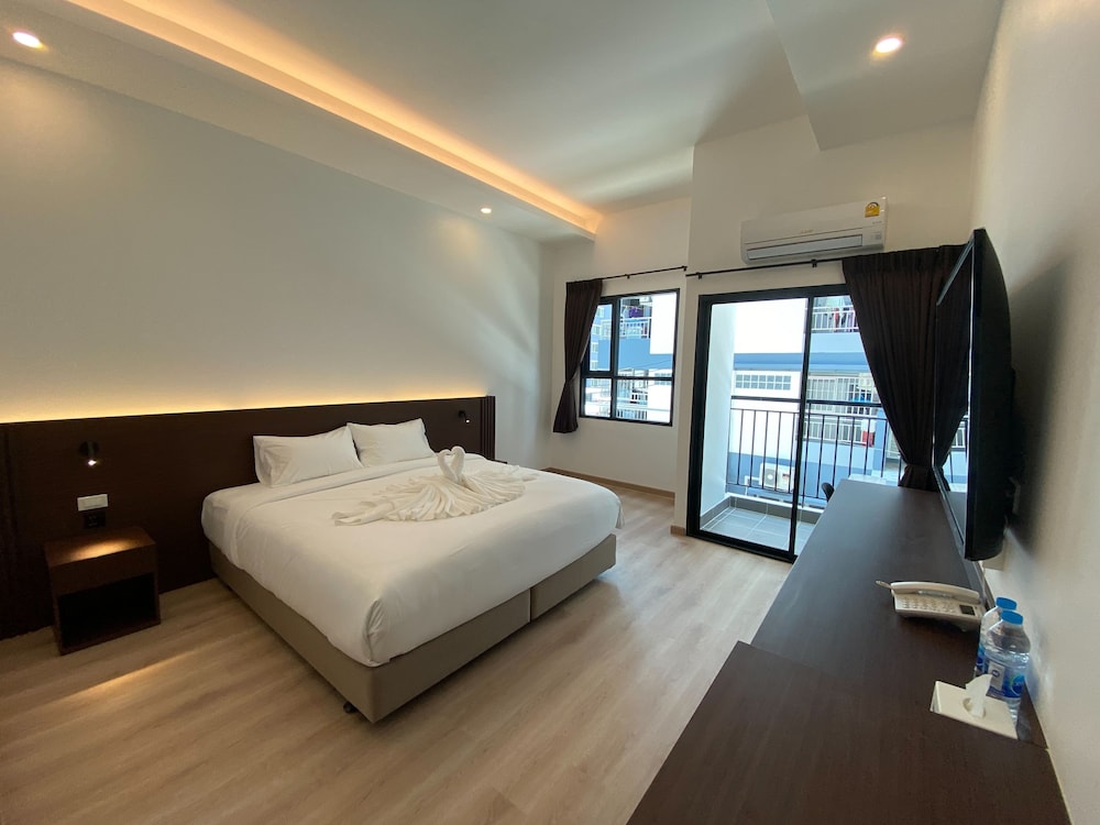 Superior Room, 1 King Bed, Non Smoking, Ensuite - Photo 1