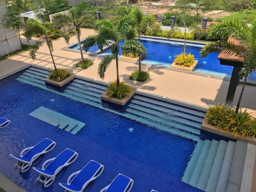 Deluxe Pool View photo 1
