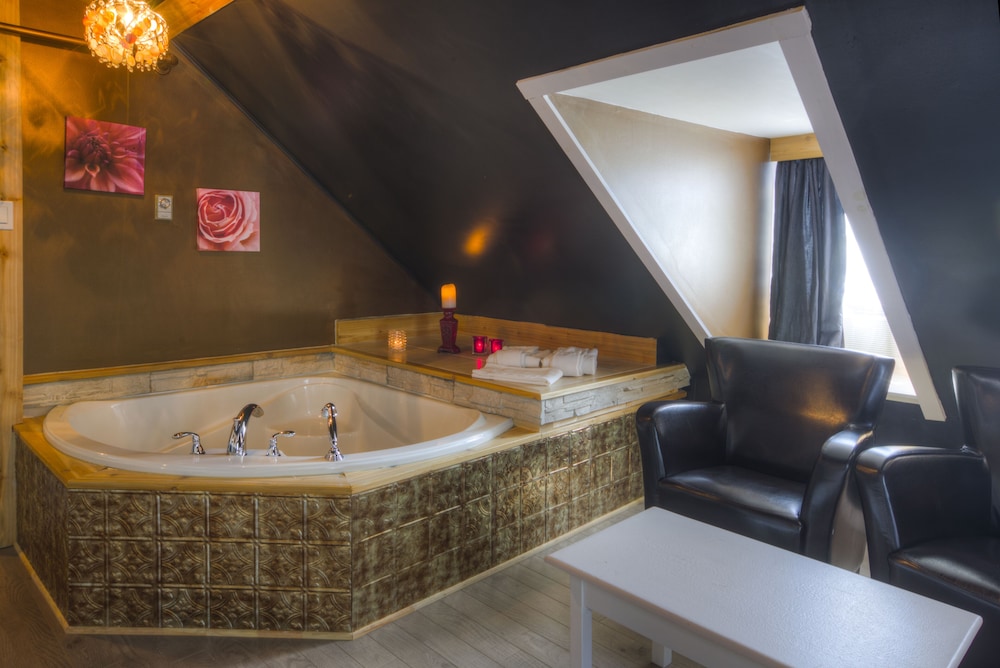 Romantic Suite, 1 King Bed, 2 Bathrooms