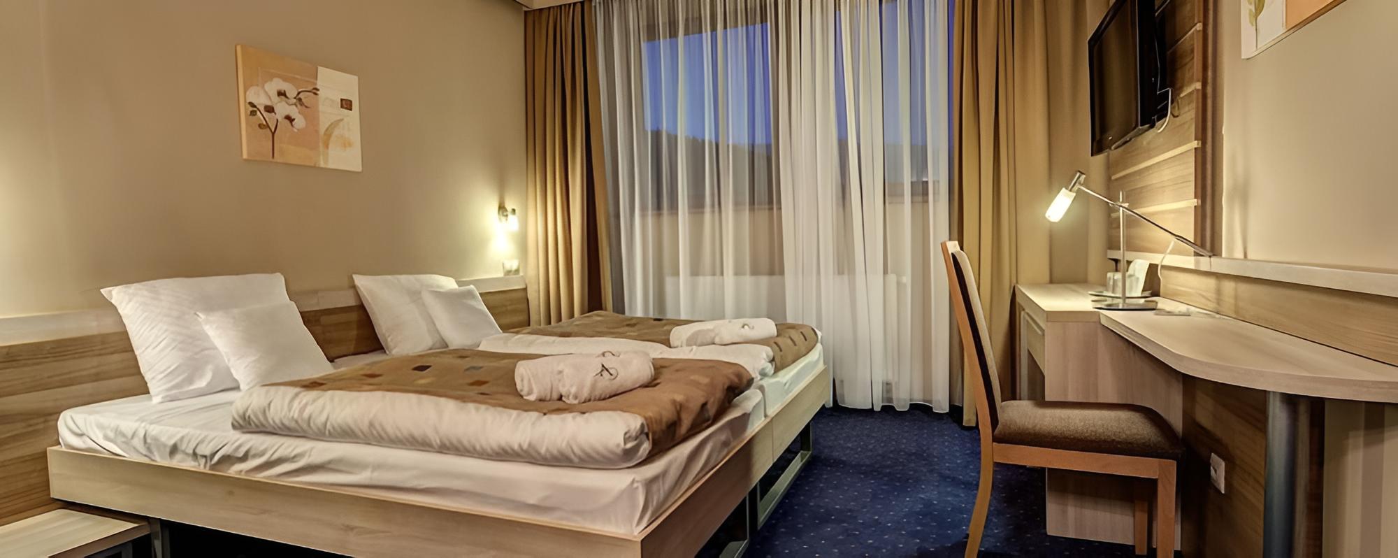 Standard Double Room, 1 Queen Bed, Mountain View photo 3