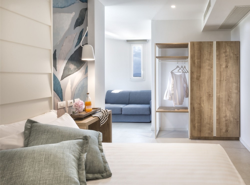 Junior Studio Suite, 1 Queen Bed with Sofa bed, Sea View, Sea Facing photo 3