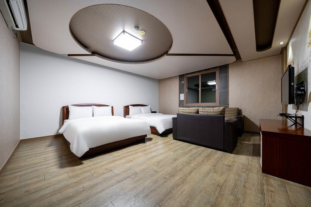 Family Twin Room - Photo 2