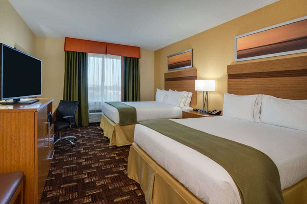 Suite, Multiple Beds - Photo 2