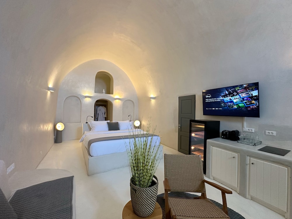 Honeymoon Suite (Caldera view, Indoor/Outdoor Hot Tub)