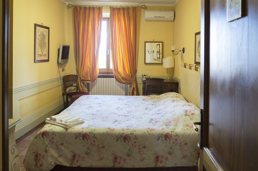Double or Twin Room photo 3