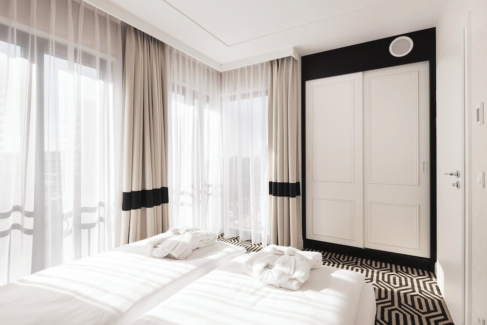 Suite, 2 Bedrooms - Photo 2