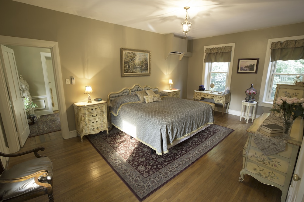 Michael Room photo 1