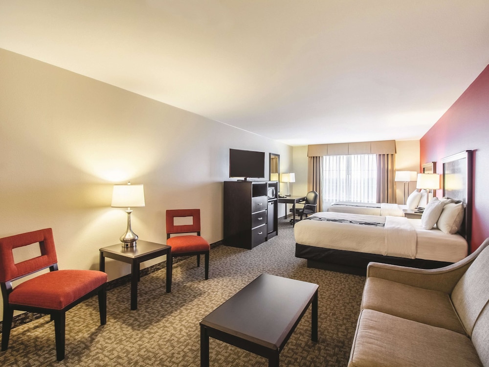 Deluxe Suite, 2 Queen Beds, Non Smoking - Photo 2