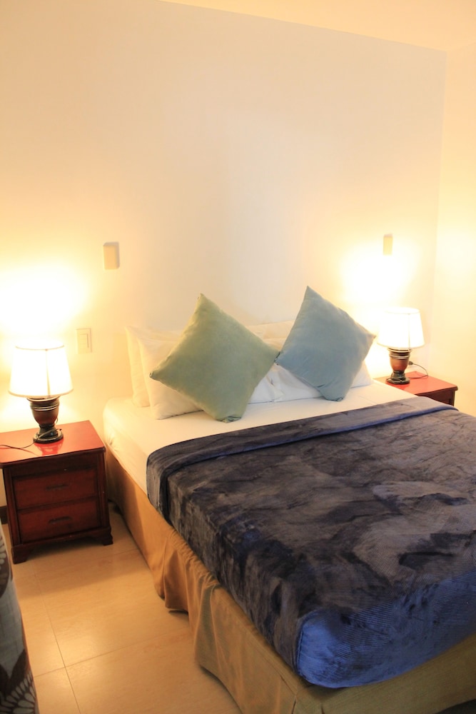 Standard Room, 1 Queen Bed photo 2
