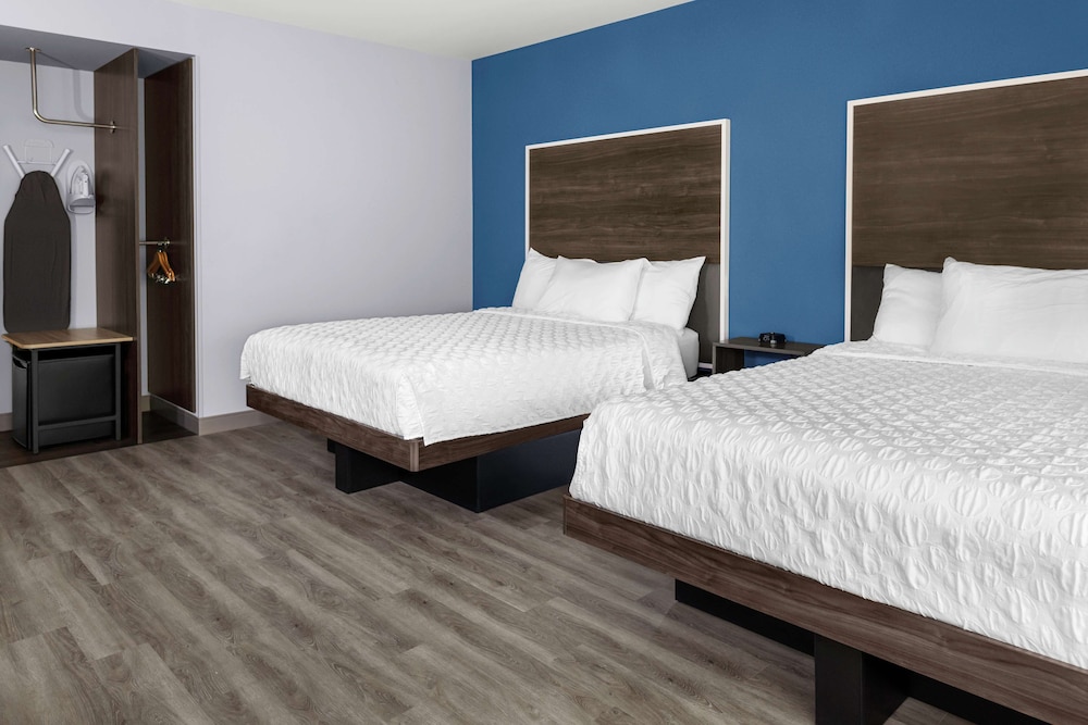 Room, 2 Queen Beds, Accessible (Roll-In Shower) - Photo 1