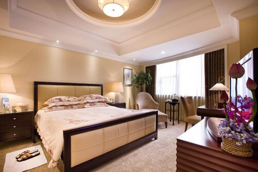 Deluxe Room, 1 King Bed photo 2