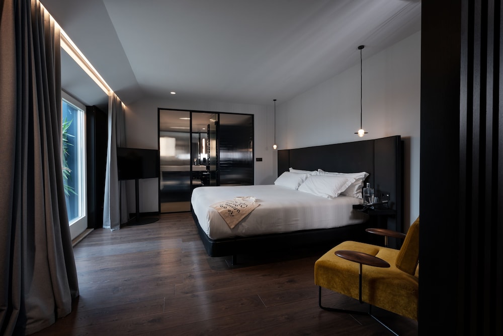 Suite, Balcony, City View - Photo 4