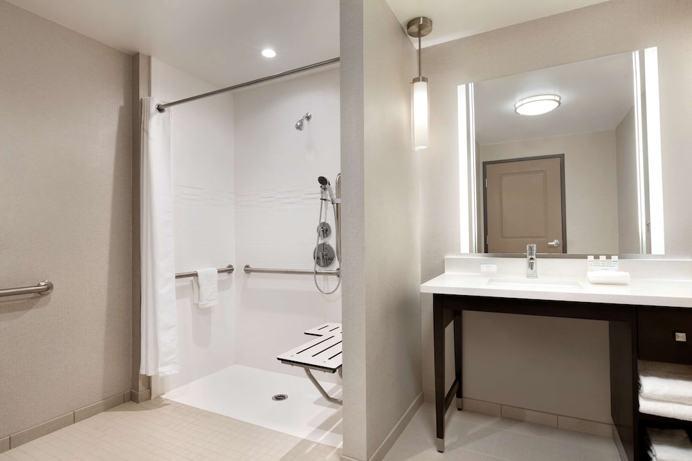 Suite, Accessible, Non Smoking (Roll-in Shower) photo 3