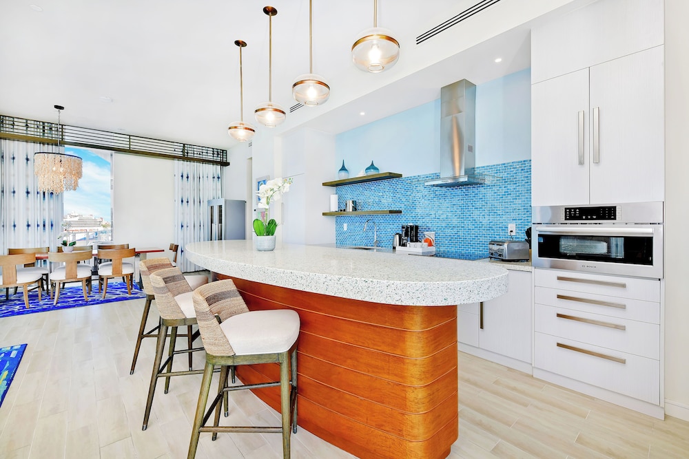 Four Bedroom Suite, Multiple Beds, Kitchen, Ocean View (Residence)